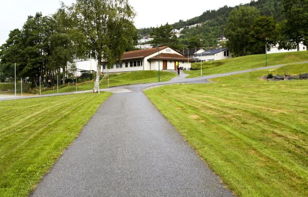 Byggjer gangveg og beheld akebakken