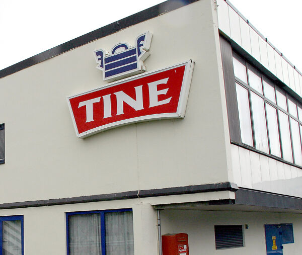 Strør ut til bøndene