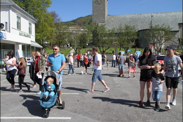 Folkefest og verdslansering