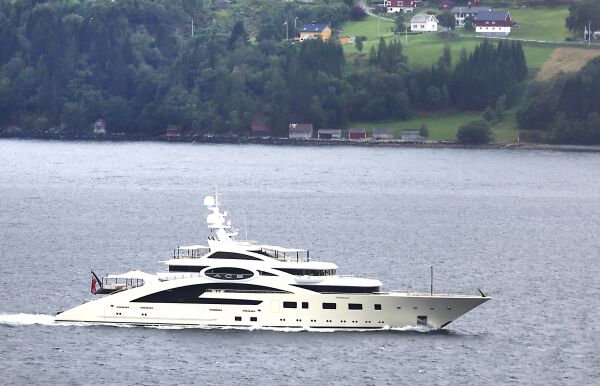«Superyacht» på Voldsfjorden