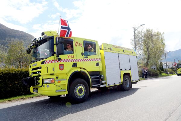 Sjå bilkortesjen i foto