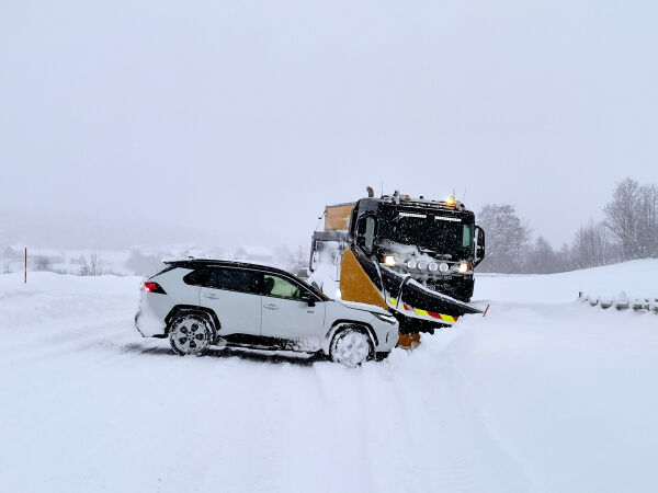 Brøytebil i grøfta