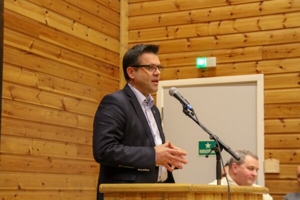 Folkemøte med sterke kjensler på Lauvstad