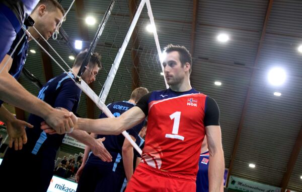 Jonas er ein av berre ti utlendingar i japansk toppvolleyball