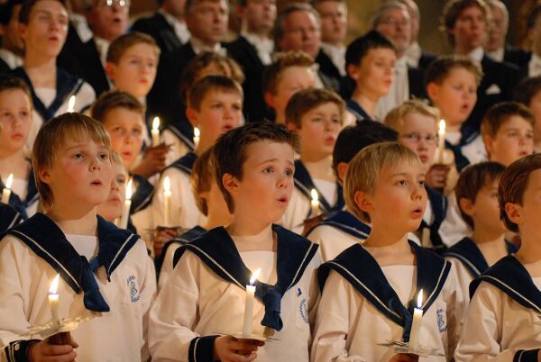 Sølvguttene syng jula inn i Volda kyrkje