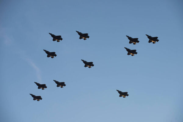 Luftforsvaret med formasjonsflyging i dag