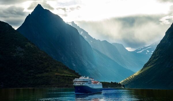 Havila Capella på juletur i Hjørundfjorden