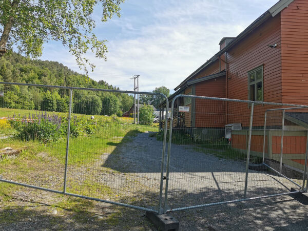 Takstein ramla frå taket