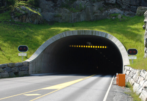 Eiksundtunnelen opna etter motorstopp