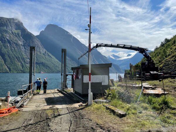 Rustar opp ferjekaia på Skår