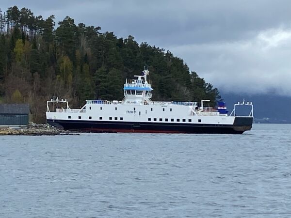 12 passasjerar om bord i grunnstøytt ferje