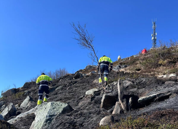 Brannfolk på topptur med sløkkjevatn på ryggen