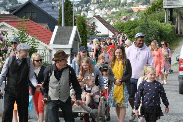 Jonsokfeiring i sommarsol