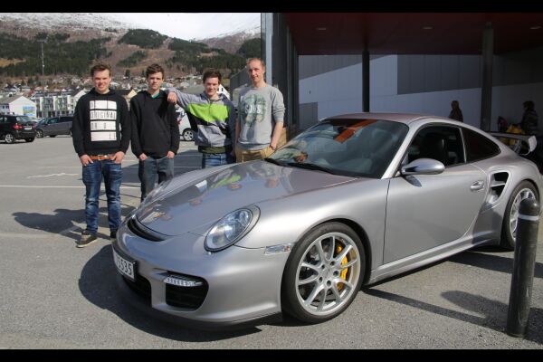 Stas å prøve Porsche-bilar i Ørsta