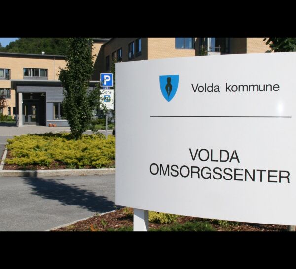 Innfører besøksforbod ved helseinstitusjonane