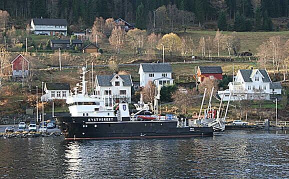 Dalsfjorden merka med lanterner