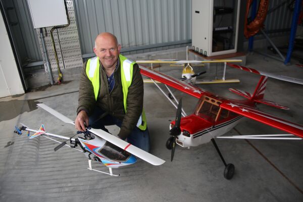 - Å drive med modellfly er spennande