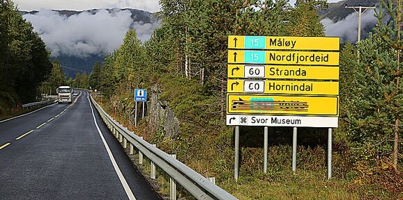 Omstridt skilt på plass