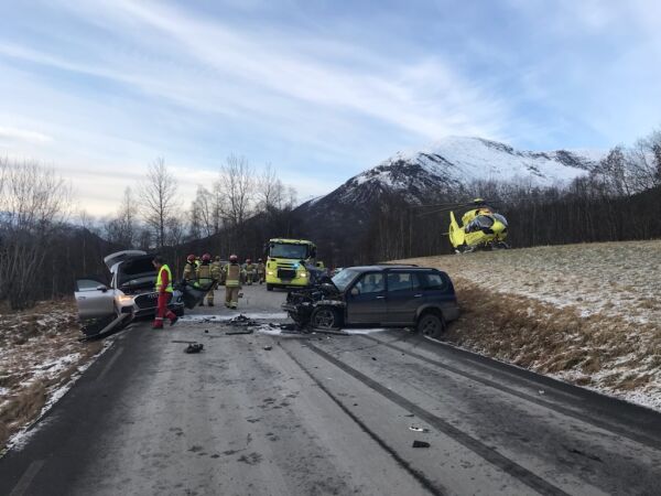 Tre til sjukhus med luftambulase