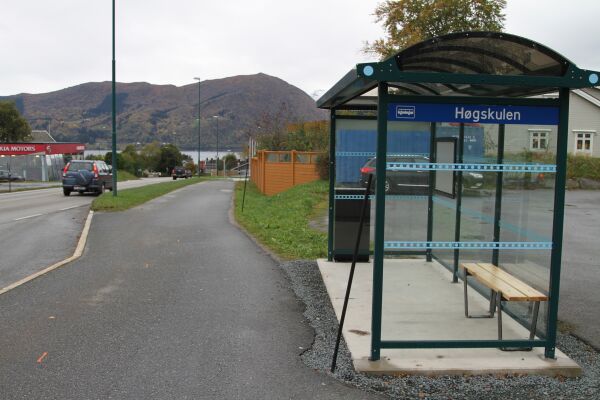 Endeleg busskur ved Høgskulen