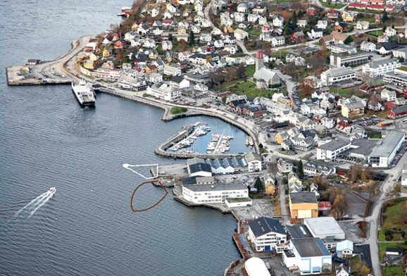 Hotell og kulturhus med bølgjeskulp oppetter veggen