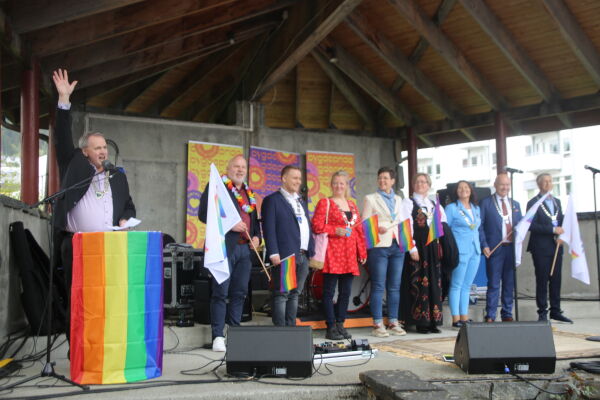 Ni ordførarar marsjerte for Bygdepride