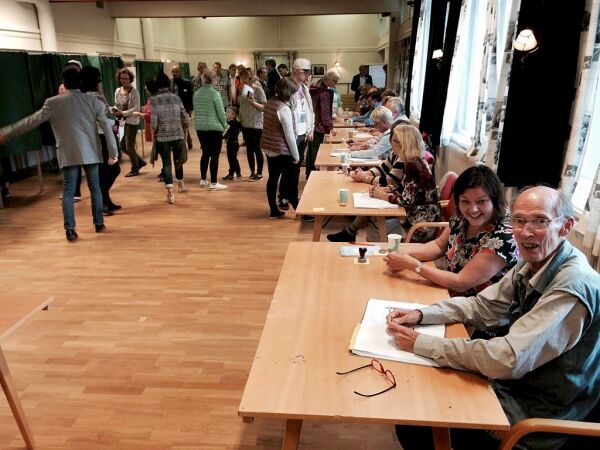 Folk strøymer til vallokala
