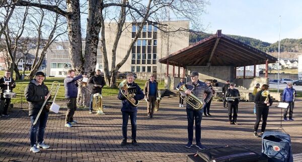 Hornmusikken med «pop up»-konsertar kringom i bygda