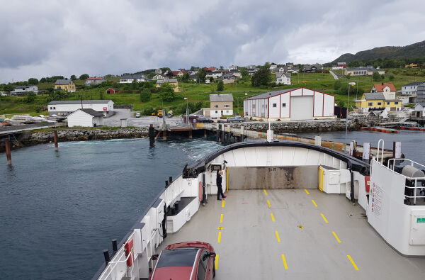 Ferje støytte i kaia