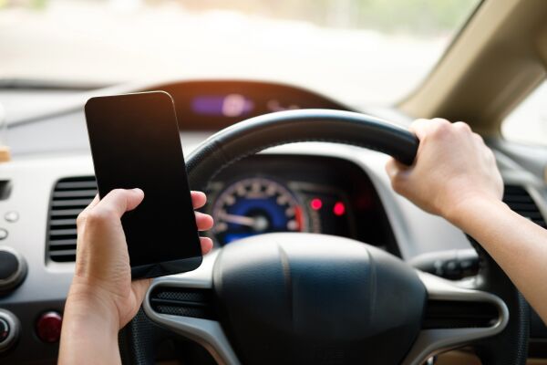 Mange bøtelagt for mobilbruk bak rattet