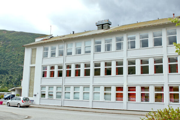Prioriterer vidaregåande skular og ferjer