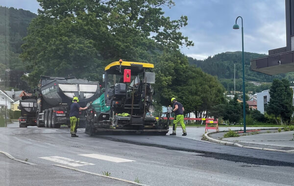 Asfaltering over Krøvelseidet tysdag