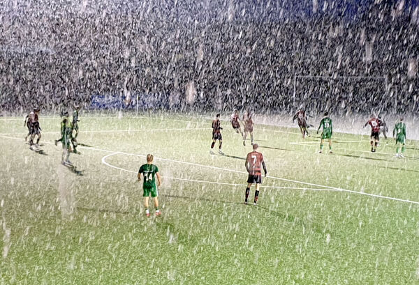Frisparkperle varma publikum i snøballkampen på stadion