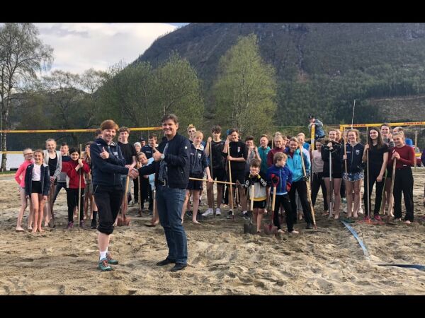 Heiar på utviding av sandvolleyballanlegget på Årneset