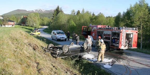 Bil på taket - førar til skogs