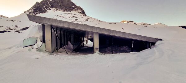 Trollstigen kafé treft av snøskred
