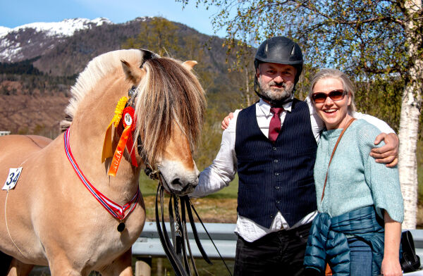 Sterke resultat for lokale hingstar