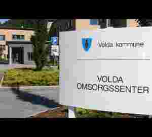 Innfører besøksforbod ved helseinstitusjonane
