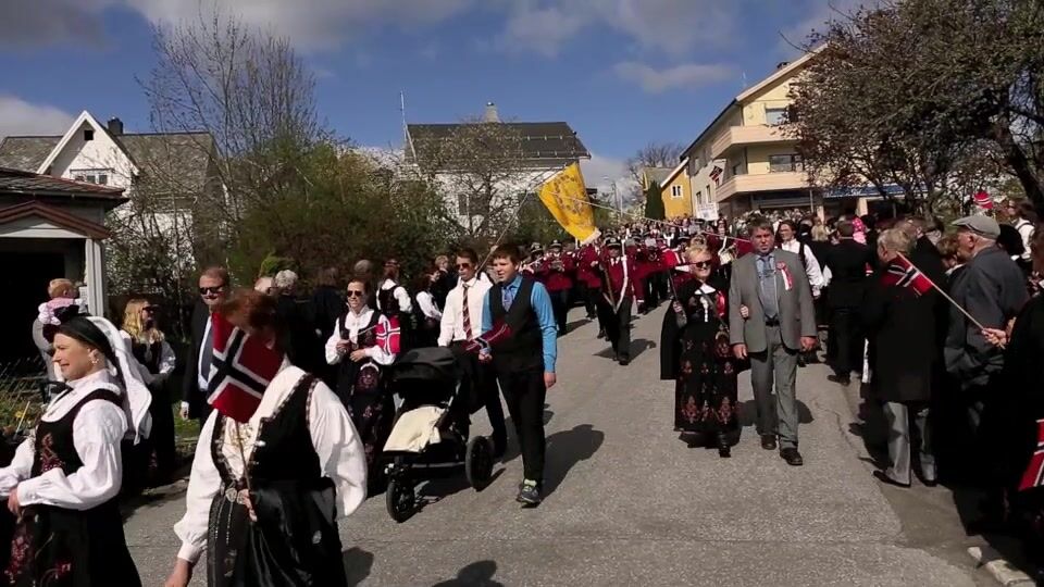 Barnetoget i Volda og Volda mannskor ved kransing av bautaen Volda kyrkje