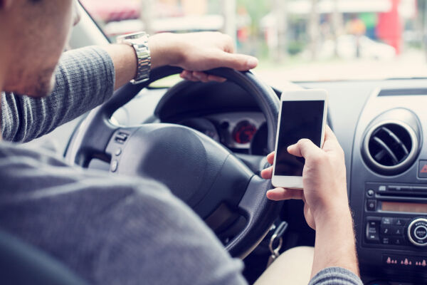 Mange av oss sjekkar mobilen ulovleg