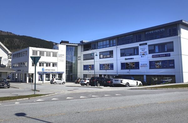 Bringebær bakar til eige utsal