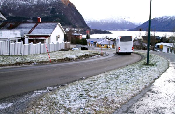 Stenger Engesetvegen for buss