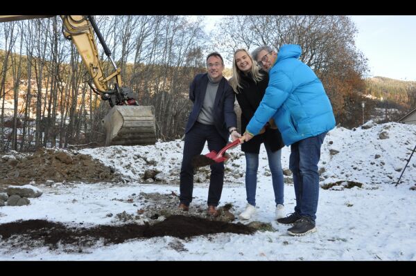 Sette spaden i jorda for nytt mediebygg