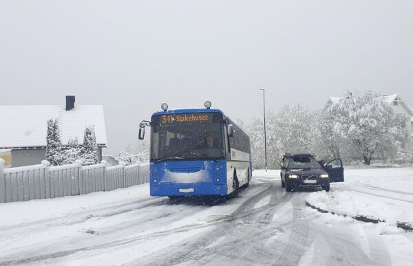 Snø og glatte vegar skapte trafikkaos