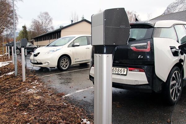No kan ein lade elbilen på høgskulen