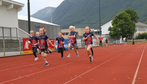 Unge frå Volda og Ørsta saman på Friidrettsskule