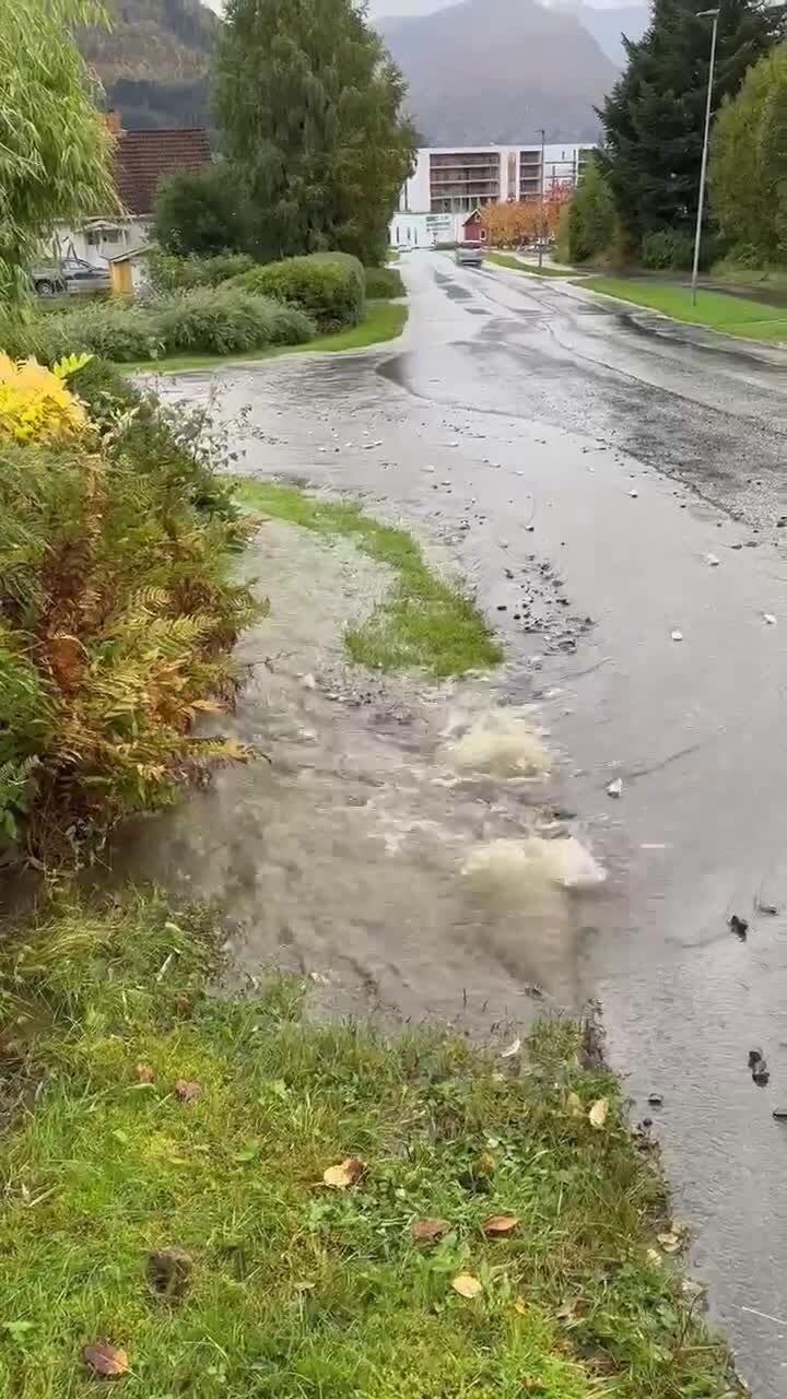 Vatnet fløymer opp av jorda i Heltnevegen