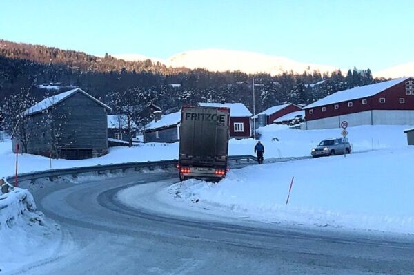 Tre storbilar utfor i Storesvingen