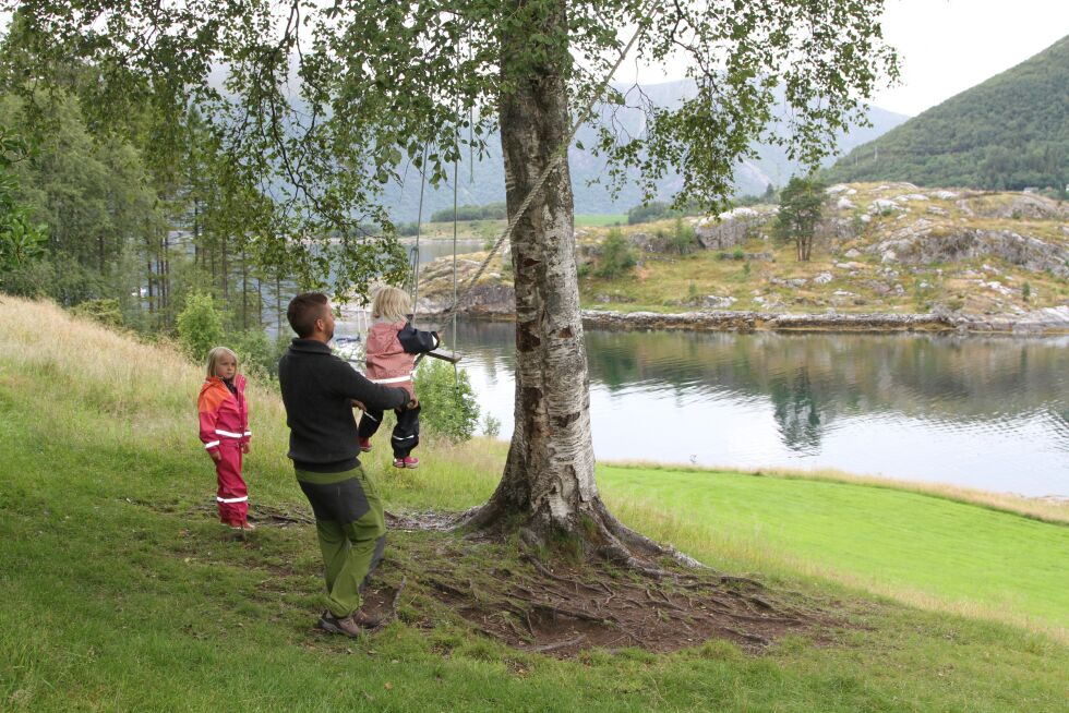 Familien Svanøy Yndestad tok turen til Raudøya for å få ein aktiv og fin feriedag.
 Foto: Brian Dale