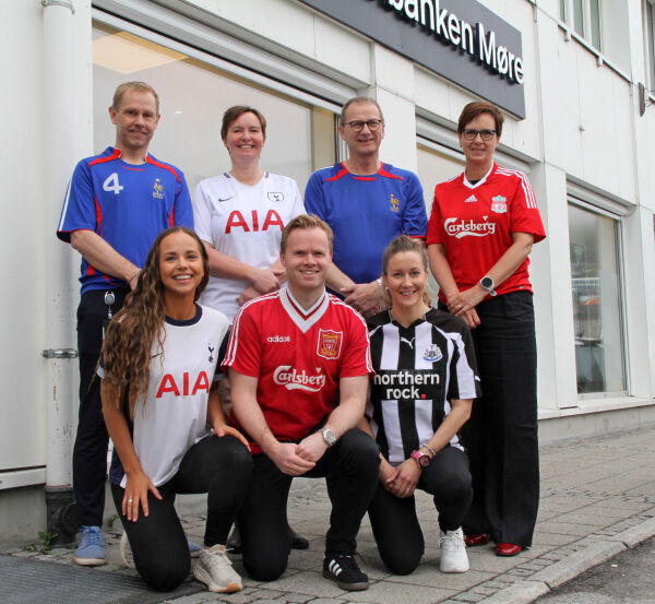 FotballtrøyeFredag samlar inn pengar til Barnekreftforeningen